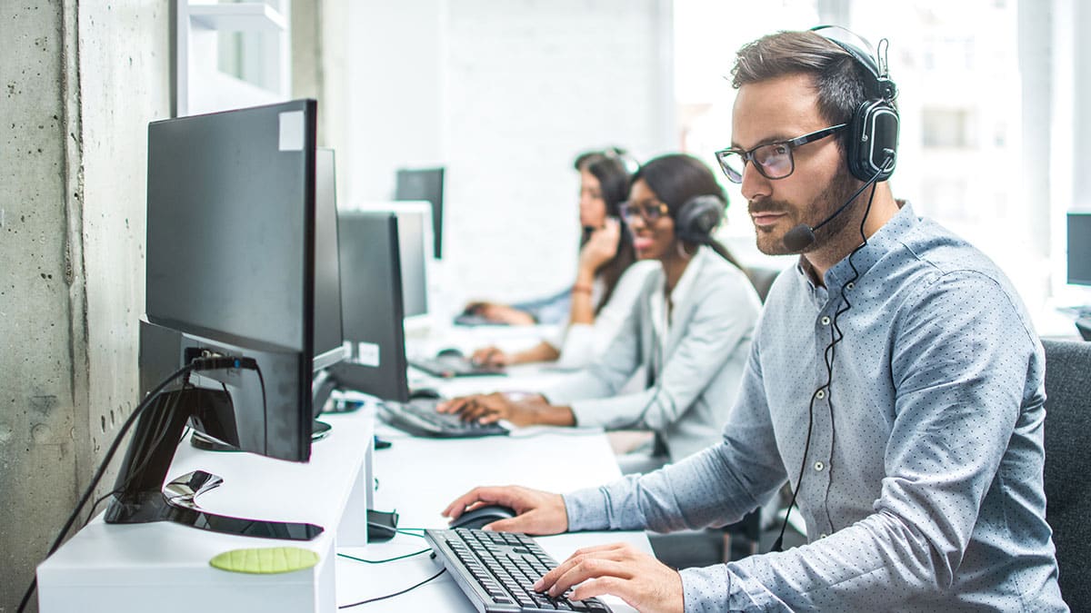 payghoursblog IT consultant dealing with a support call