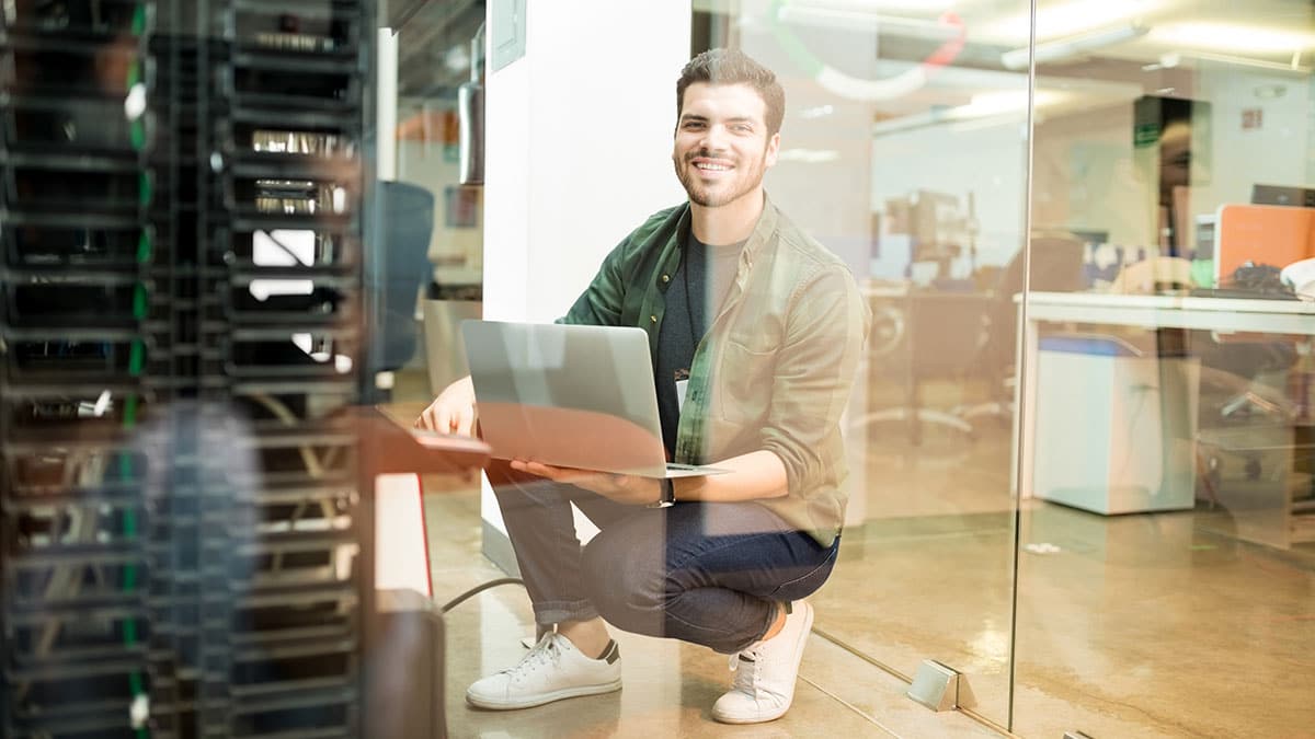 linux-security-hardening-blog Technician involved in Linux security hardening processes